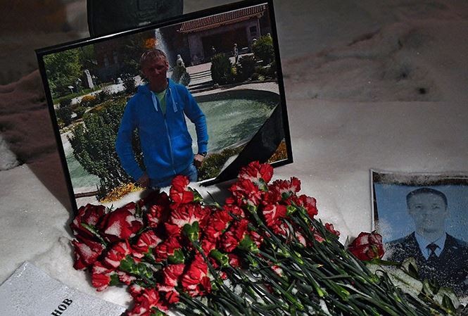 Hoa tưởng niệm phi công Roman Filipov được đặt trước Bộ Quốc phòng Nga. Ảnh: Sputnik.