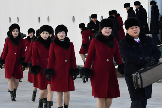 Các thành viên xinh đẹp trong đội văn công Triều Tiên tới Hàn Quốc hôm 7/2. Ảnh: Reuters.