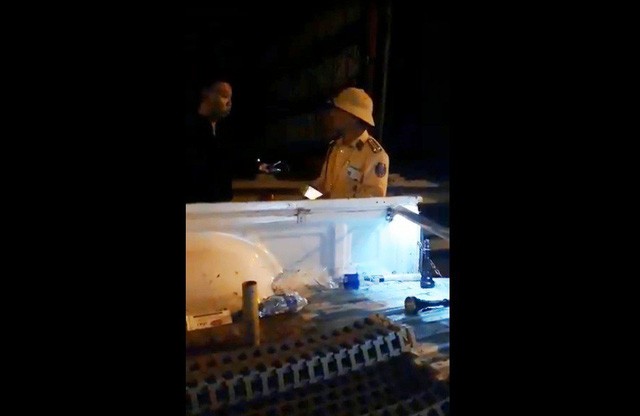 Lực lượng CSGT rọi đèn pin và “vung tay” với người quay phim trong clip.