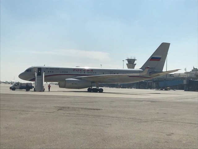 Máy bay Tu-204-300 mang số hiệu đăng ký RA-64057 của Nga hạ cánh ở Syria. Ảnh: Twitter.