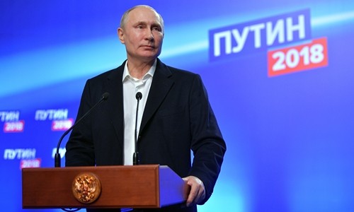 Tổng thống Nga Putin gặp truyền thông tại trụ sở chiến dịch tranh cử ngày 18/3. Ảnh: Reuters.