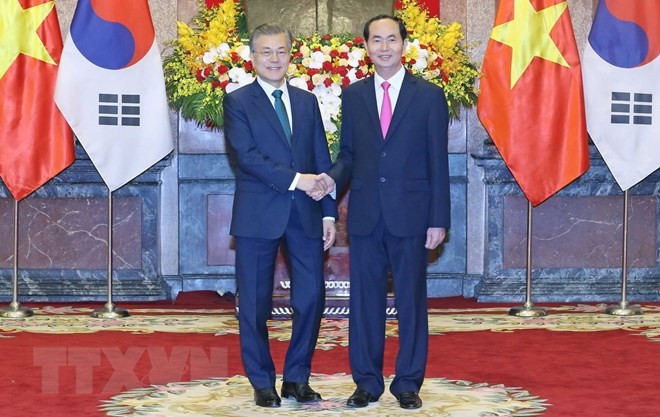 Chủ tịch nước Trần Đại Quang đón Tổng thống Hàn Quốc Moon Jae-in. Ảnh: Nhan Sáng/TTXVN.