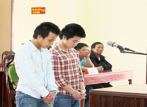 Trần Quốc Thiên và Huỳnh Thanh Tâm (áo carô) tại phiên tòa sơ thẩm ngày 27/3.
