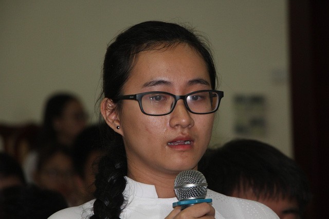 Em Phạm Song Toàn chảy nước mắt khi nói về cô C. dạy Toán trong buổi đối thoại với lãnh đạo Sở GD-ĐT TPHCM.
