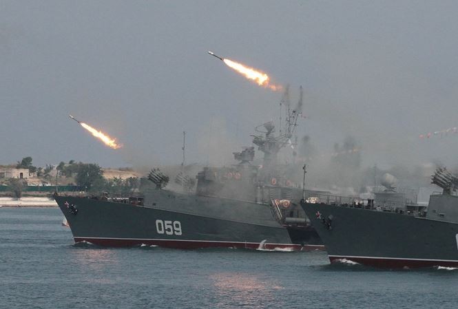 Tàu chiến Nga phóng tên lửa. Ảnh: Reuters.