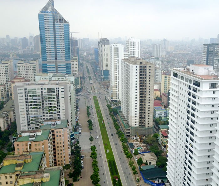 Trục đường Lê Văn Lương - Tố Hữu với các tòa nhà cao tầng dày đặc. Ảnh: Phạm Hùng.