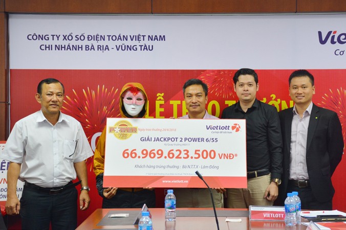 Nữ khách hàng ở Lâm Đồng nhận giải thưởng gần 67 tỷ đồng trong trang phục áo khoác trùm kín và đeo mặt nạ.