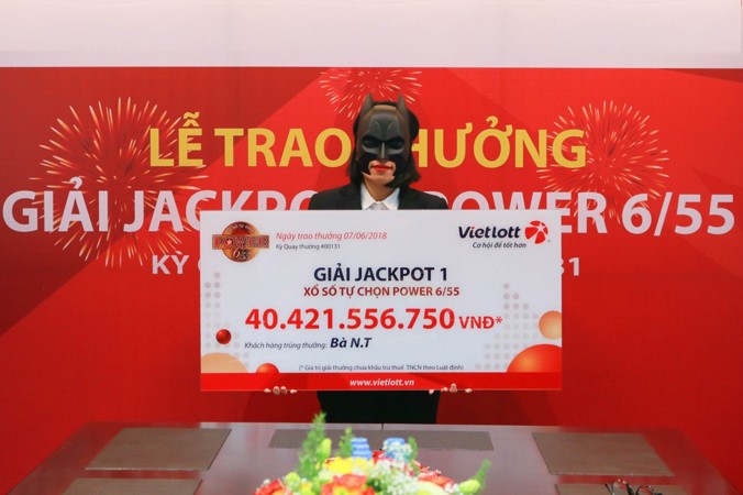Chị N.T. nhận giải Jackpot 1 trị giá hơn 40 tỷ đồng từ Vietlott.