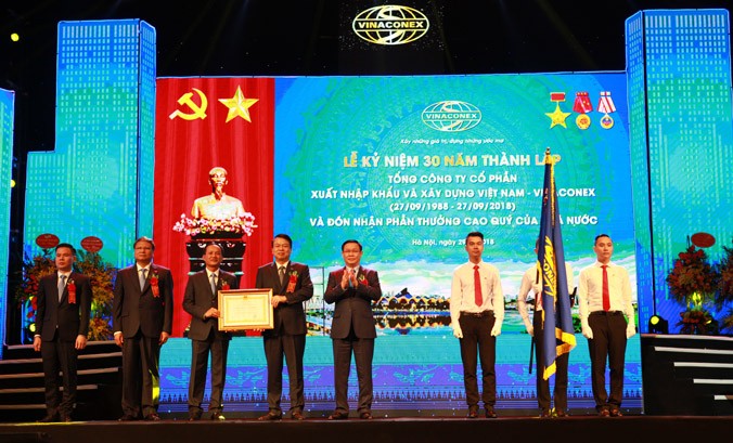 Các đồng chí lãnh đạo Tổng công ty vinh dự đón nhận Huân chương Lao động hạng Ba.
