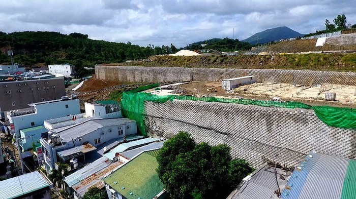Tường Dự án Đồi Xanh Nha Trang chưa được cấp phép nhưng đã làm gần xong.
