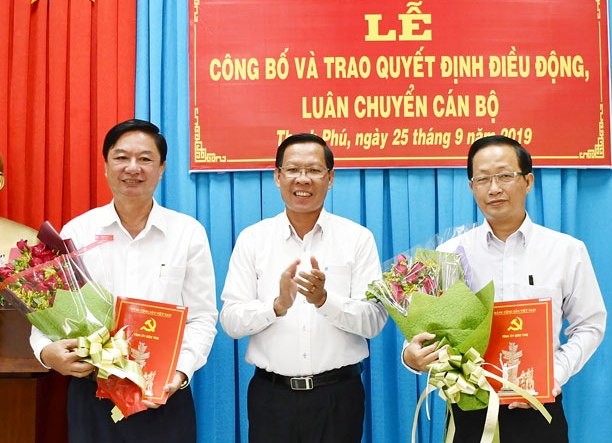 Bí Thư Tỉnh ủy Phan Văn Mãi trao quyết định cho đồng chí Nguyễn Trúc Sơn (bên phải) và đồng chí Lê Văn Khê.