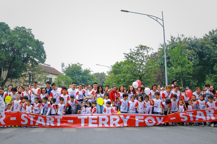 Sự kiện Chạy vì cộng đồng - Terry Fox Run 2019 tại Hà Nội thu hút đông đảo người dân thủ đô tham dự.