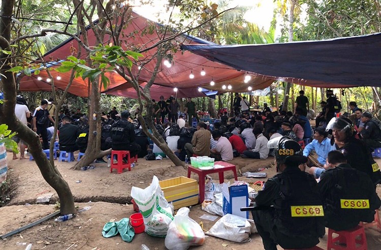Hàng trăm người bị bắt tại sòng bạc trong khu vườn um tùm, ngày 7/3. Công an cung cấp.