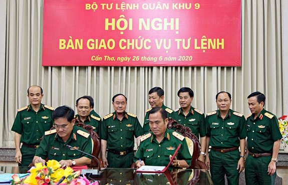 Thượng tướng Trần Đơn chứng kiến ký biên bản bàn giao chức vụ Tư lệnh Quân khu 9 giữa Trung tướng Nguyễn Hoàng Thủy và Thiếu tướng Nguyễn Xuân Dắt. Ảnh QĐND.