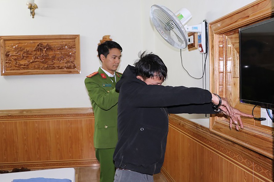 Ninh chỉ chỗ lắp đặt camera ghi lén trong nhà nghỉ. Ảnh: Công an cung cấp.