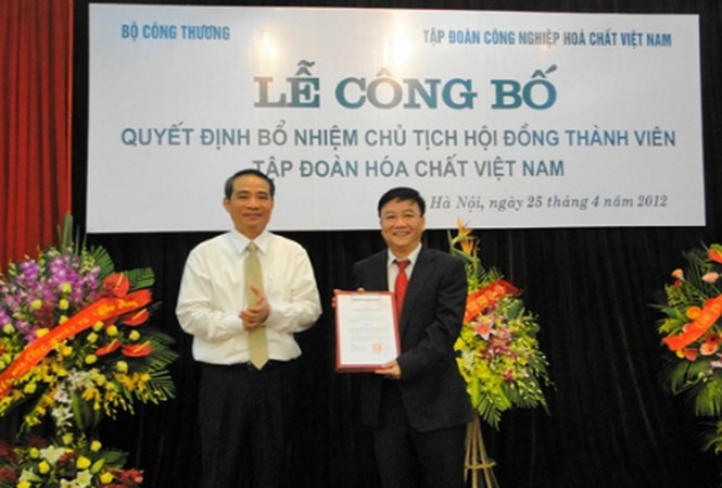 ông Nguyễn Anh Dũng (phải) tại lễ nhậm quyết định Chủ tịch Hội đồng thành viên Tập đoàn Hóa chất Việt Nam 