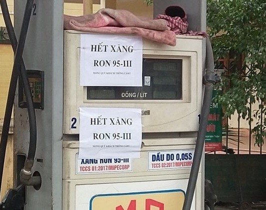 Một cây xăng ở Hà Nội thông báo hết xăng RON 95