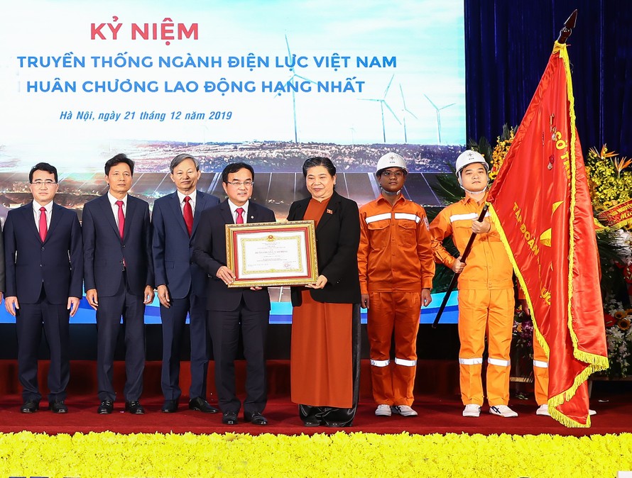 Ủy viên Bộ Chính trị, Phó Chủ tịch Thường trực Quốc hội Tòng Thị Phóng đã trao Huân chương Lao động hạng Nhất lần thứ ba cho Tập đoàn Điện lực Việt Nam.