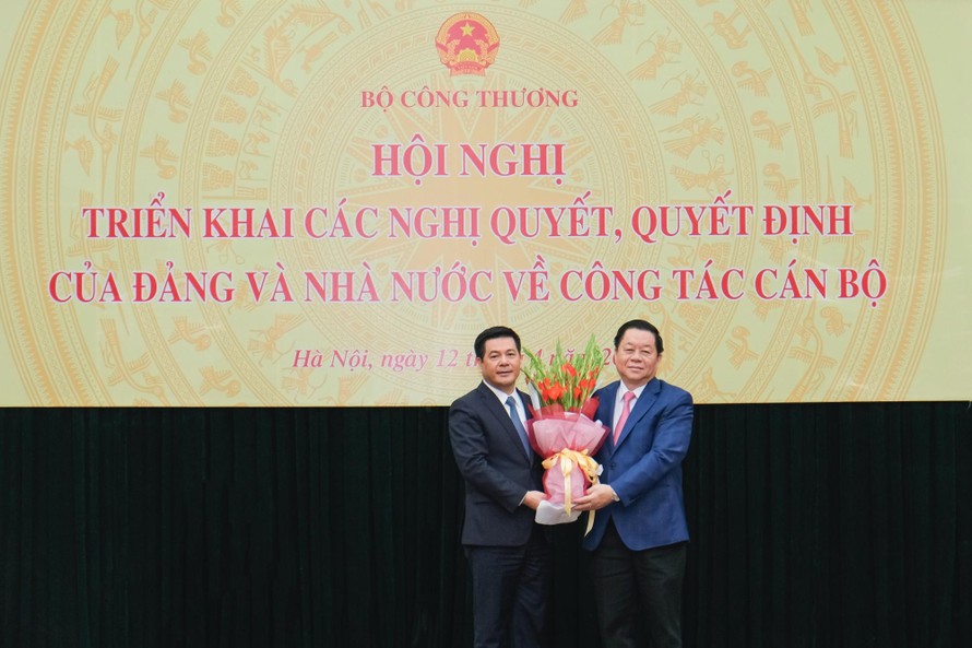 Ông Nguyễn Trọng Nghĩa (phải) tặng hoa cho tân Bộ trưởng Nguyễn Hồng Diên