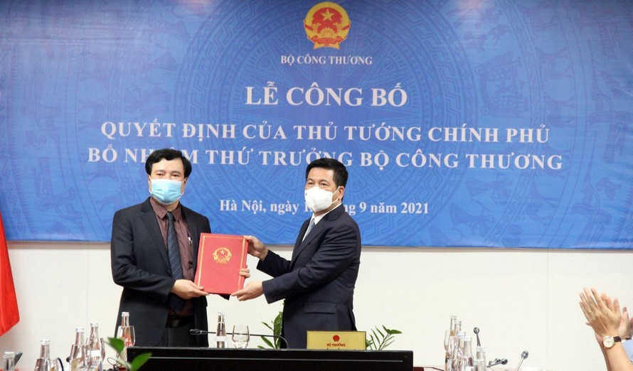 Bộ trưởng Nguyễn Hồng Diên (bên phải) trao quyết định cho tân Thứ trưởng Nguyễn Sinh Nhật Tân (bên trái)
