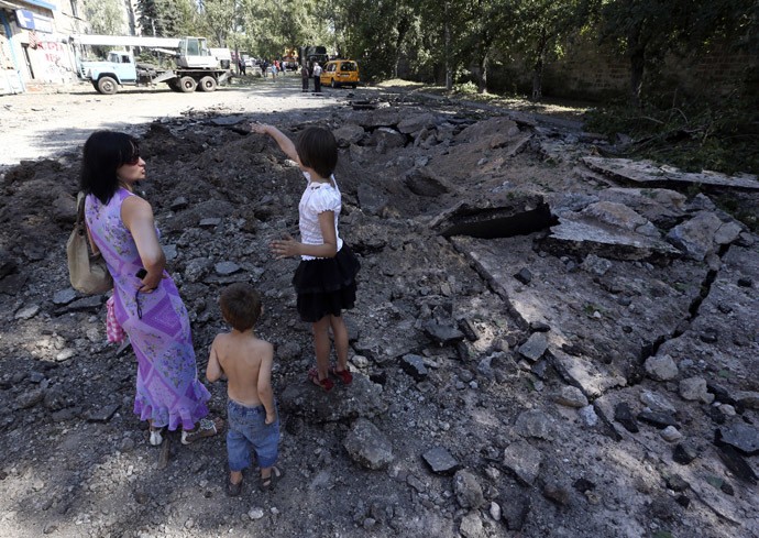 Cảnh đổ nát ở Donetsk sau một vụ không kích của quân chính phủ Ukraine