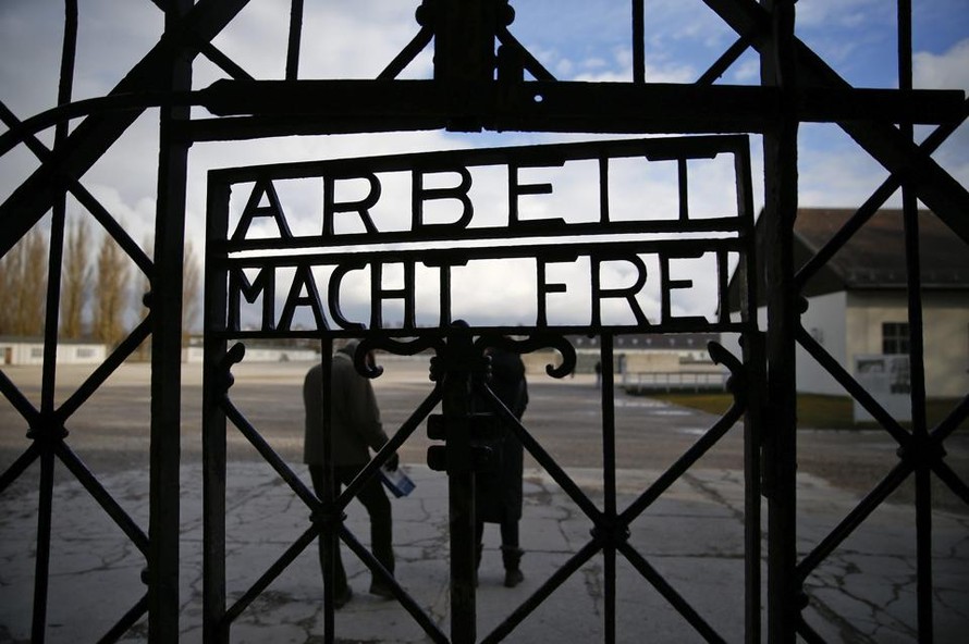 Cánh cổng sắt trước cửa trại tập trung Dachau khét tiếng.