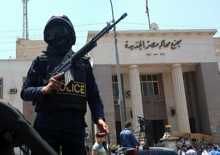 Cảnh sát Ai Cập bảo vệ trước một tòa nhà.
