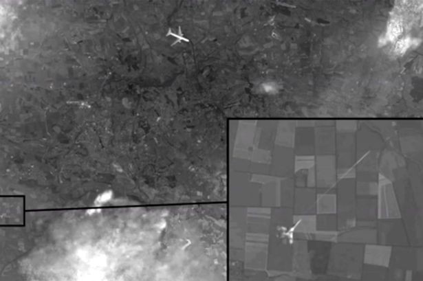 Hình ảnh được cho là MH17 bị chiến đấu cơ bắn hạ