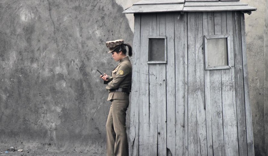 Một nữ binh Triều Tiên trên biên giới giữa Triều Tiên và Trung Quốc.