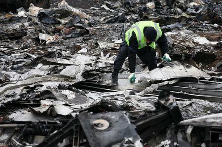 Các nhân viên thu dọn mảnh vỡ MH17 tại hiện trường