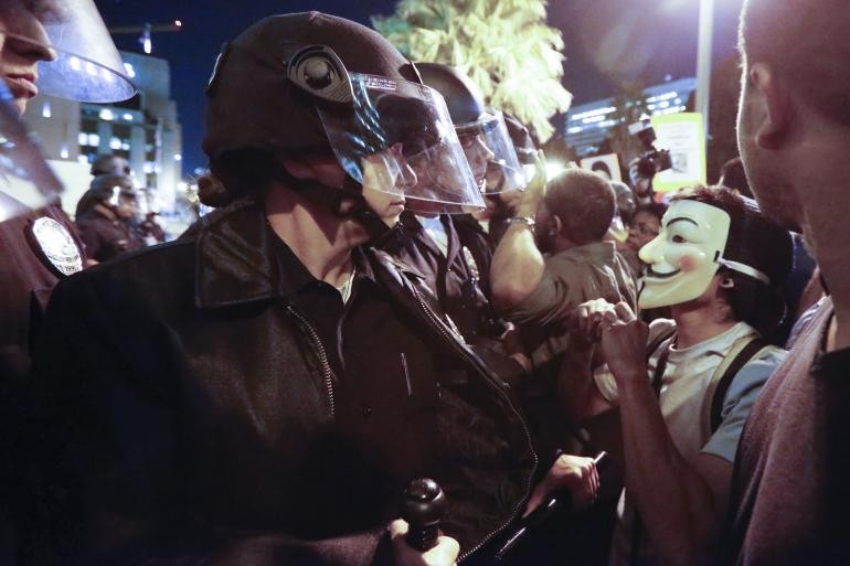 Cảnh sát và người biểu tình đụng độ ở Ferguson