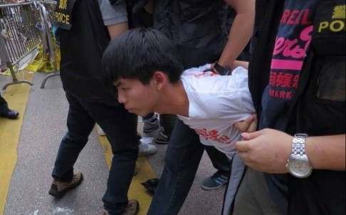 Hoàng Chi Phong bị cảnh sát bắt giữ.