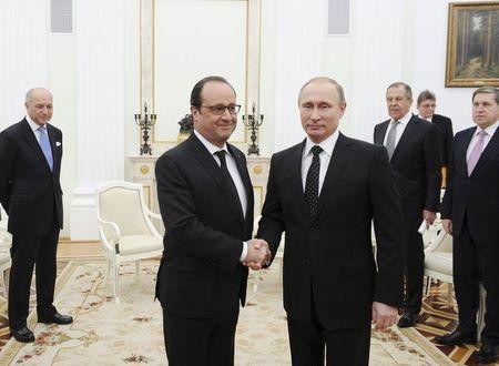 Tổng thống Nga Vladimir Putin cùng người đồng cấp Pháp Francois Hollande bắt tay trong cuộc hopk tại Kremlin