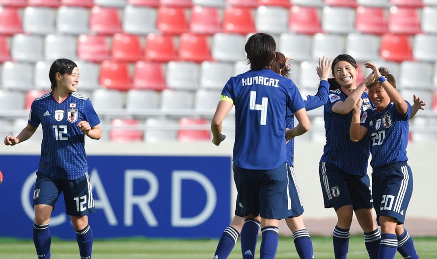 Các cầu thủ nữ Nhật Bản ăn mừng bàn thắng ghi vào lưới đội tuyển nữ Việt Nam tối 7/4.