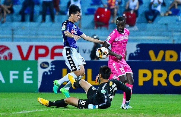 Chơi ép sân nhưng CLB Hà Nội (áo tím) chỉ giành được 1 điểm trước Sài Gòn FC.