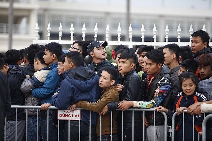 Cảnh tượng quen thuộc mỗi khi đội tuyển Việt Nam có trận đấu nóng ở sân vận động quốc gia Mỹ Đình: người hâm mộ chen lấn, xếp hàng nhiều tiếng đồng hồ để mua vé.