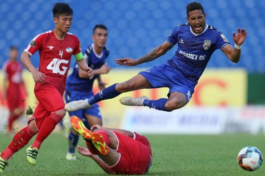 Bình Dương (áo xanh) thắng Viettel bằng bàn thắng gây tranh cãi của Wander Luiz.