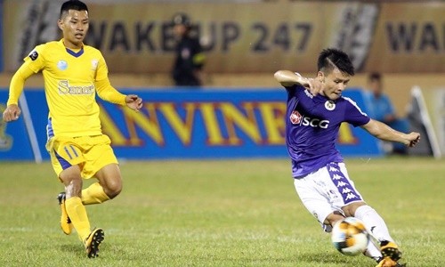 Quang Hải (phải) không giúp được Hà Nội giành đủ 3 điểm trên sân của Khánh Hoà.