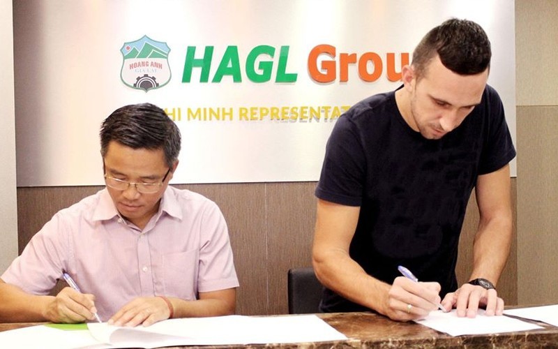 HAGL củng cố hàng phòng ngự bằng bản hợp đồng với trung vệ Damir Memovic từ SLNA.