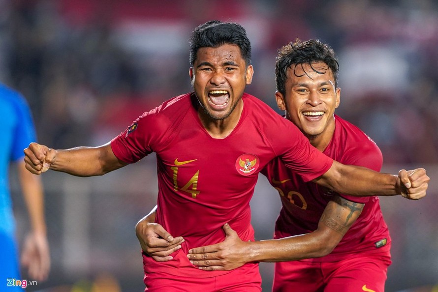 Osvaldo Haay (phải) là mối đe doạ với hàng phòng ngự U22 Việt Nam.
