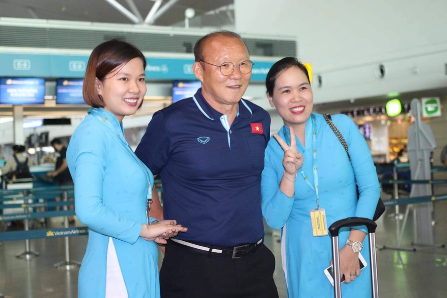 HLV Park Hang Seo chụp ảnh cùng người hâm mộ tại sân bay Tân Sơn Nhất. (ảnh Linh Linh)