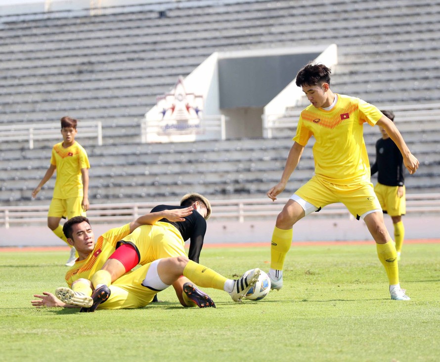 Các cầu thủ U23 Việt Nam tập luyện tại Buriram trước khi trở lại Bangkok chuẩn bị cho trận đấu với Triều Tiên. (ảnh Nhật Đoành)