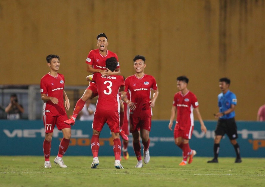 Vũ Minh Tuấn ghi bàn quyết định giúp Viettel đánh bại Sài Gòn FC (ảnh Anh Tú)