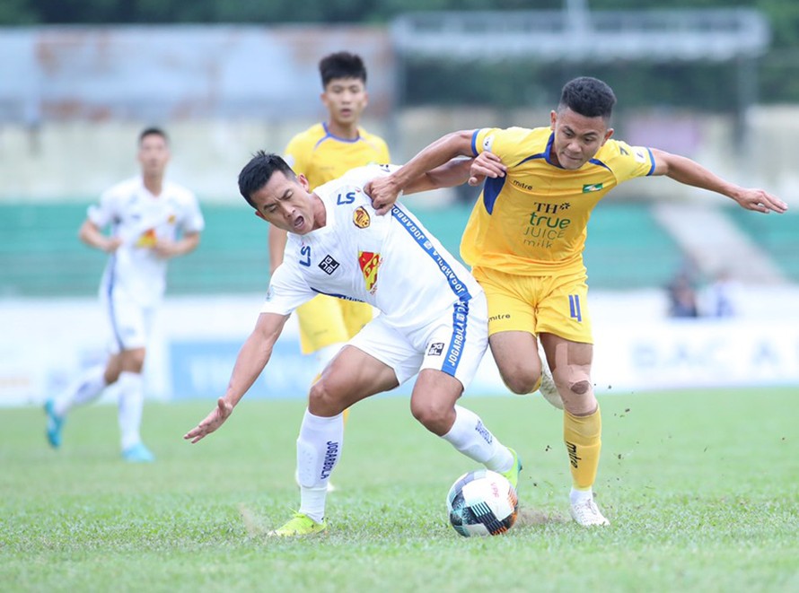 Quảng Nam (áo trắng) đang thất thế trong cuộc đua giành quyền trụ hạng V-League 2020.