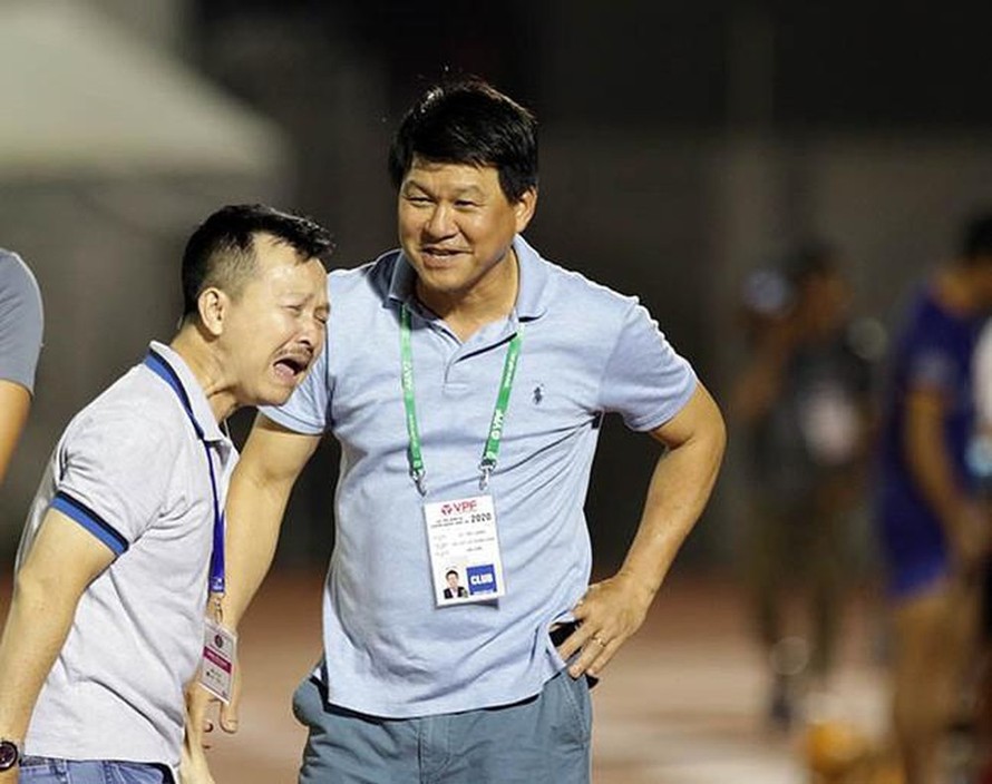 HLV Vũ Tiến Thành (phải) cho rằng cầu thủ CLB Sài Gòn chỉ tuột tay ném bóng vào mặt Hồng Duy của HAGL. 