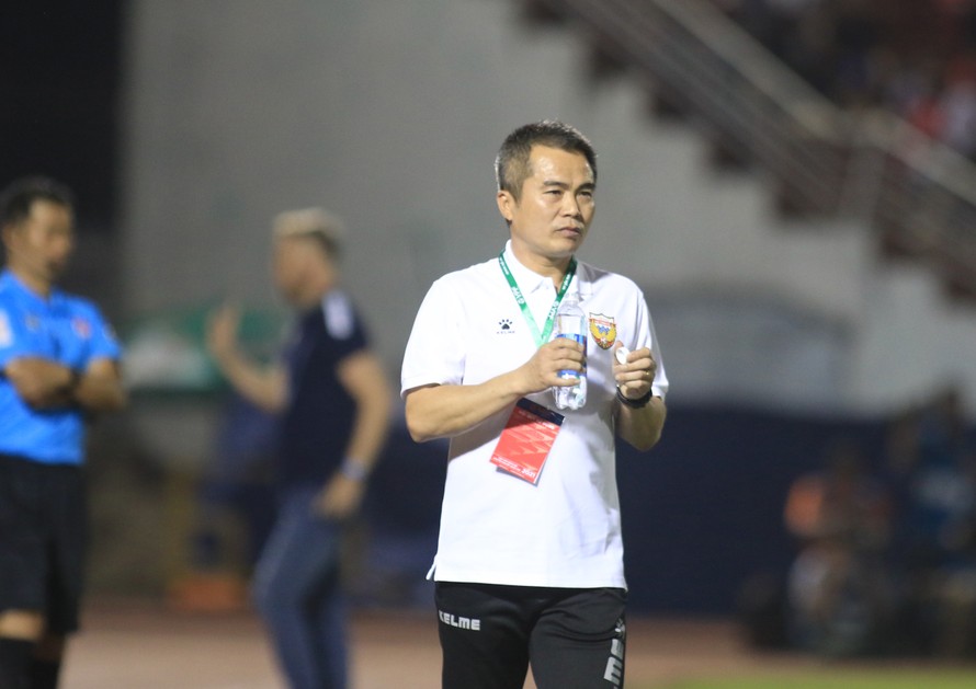 HLV Phạm Minh Đức cho rằng trọng tài bắt không bình thường ở trận thua 0-2 của Hà Tĩnh trước Tp Hồ Chí Minh (ảnh Viên Viên)