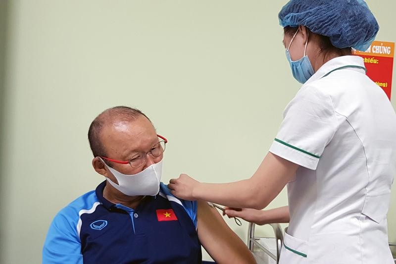 HLV Park Hang Seo và các thành viên dự kiến đội tuyển Việt Nam tiêm vắc xin COVID-19 để chuẩn bị cho Vòng loại thứ 2 World Cup 2022 tại UAE. (ảnh Anh Tuấn)