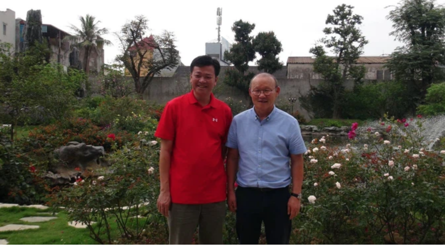 HLV Park Hang Seo chụp ảnh chung với Chủ tịch CLB Hải Phòng Trần Văn Hoàn (ảnh FBNV)