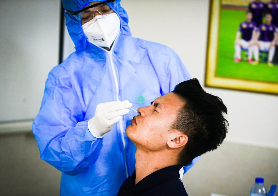 Do diễn biến khó lường, CLB Hà Nội đã tạm dừng tiêm vắc xin COVID-19 cho các cầu thủ. ảnh Trung Đoành