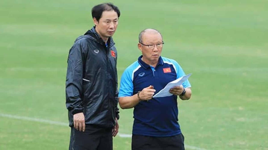 Trợ lý Kim Han-yoon (trái) sẽ thôi công việc ở đội tuyển U23 Việt Nam. 
